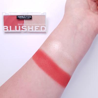 Revolution Relove Colour Play Blushed Duo Blush &amp; Highlighter Paletka do konturowania dla kobiet 5,8 g Odcień Cute