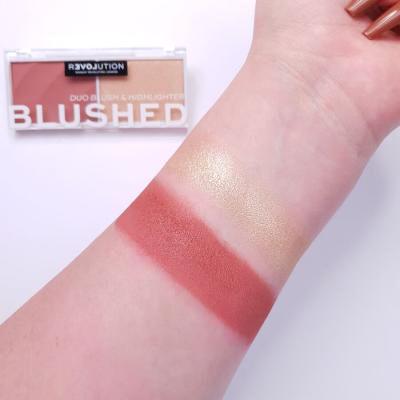 Revolution Relove Colour Play Blushed Duo Blush &amp; Highlighter Paletka do konturowania dla kobiet 5,8 g Odcień Kindness